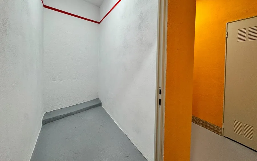 Interior de trastero nuevo en N&uacute;&ntilde;ez Morgado 5 - Paredes de ladrillo, suelo de gres porcel&aacute;nico