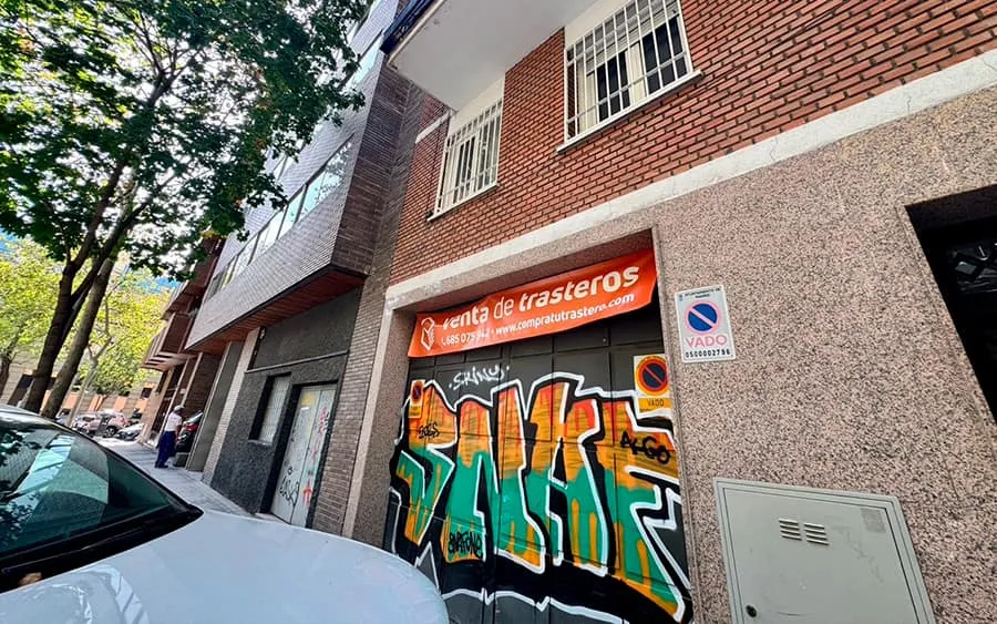 Pasillo de trasteros en N&uacute;&ntilde;ez Morgado - Iluminaci&oacute;n LED y puertas de seguridad