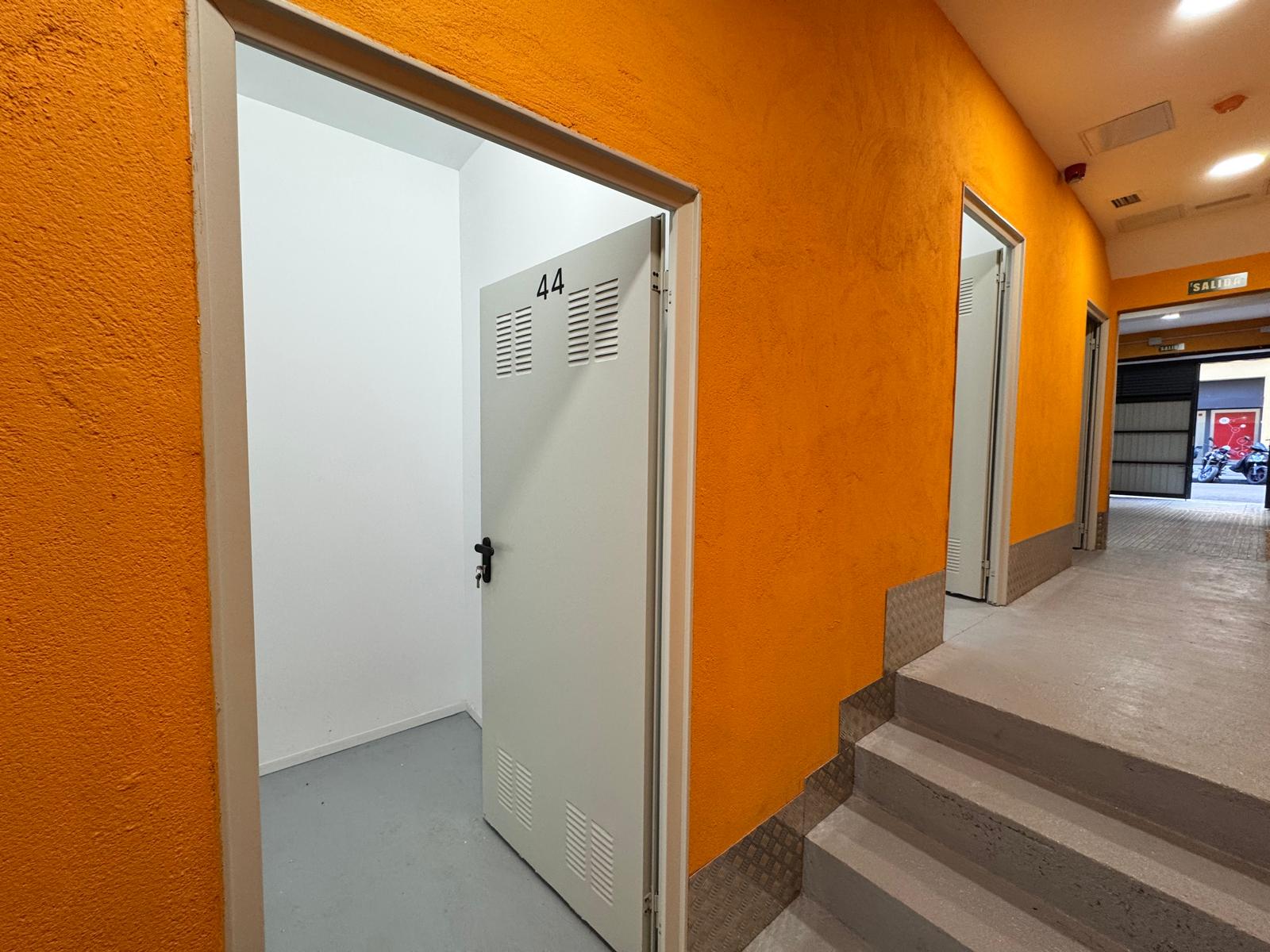 Interior trastero con puerta metálica de seguridad