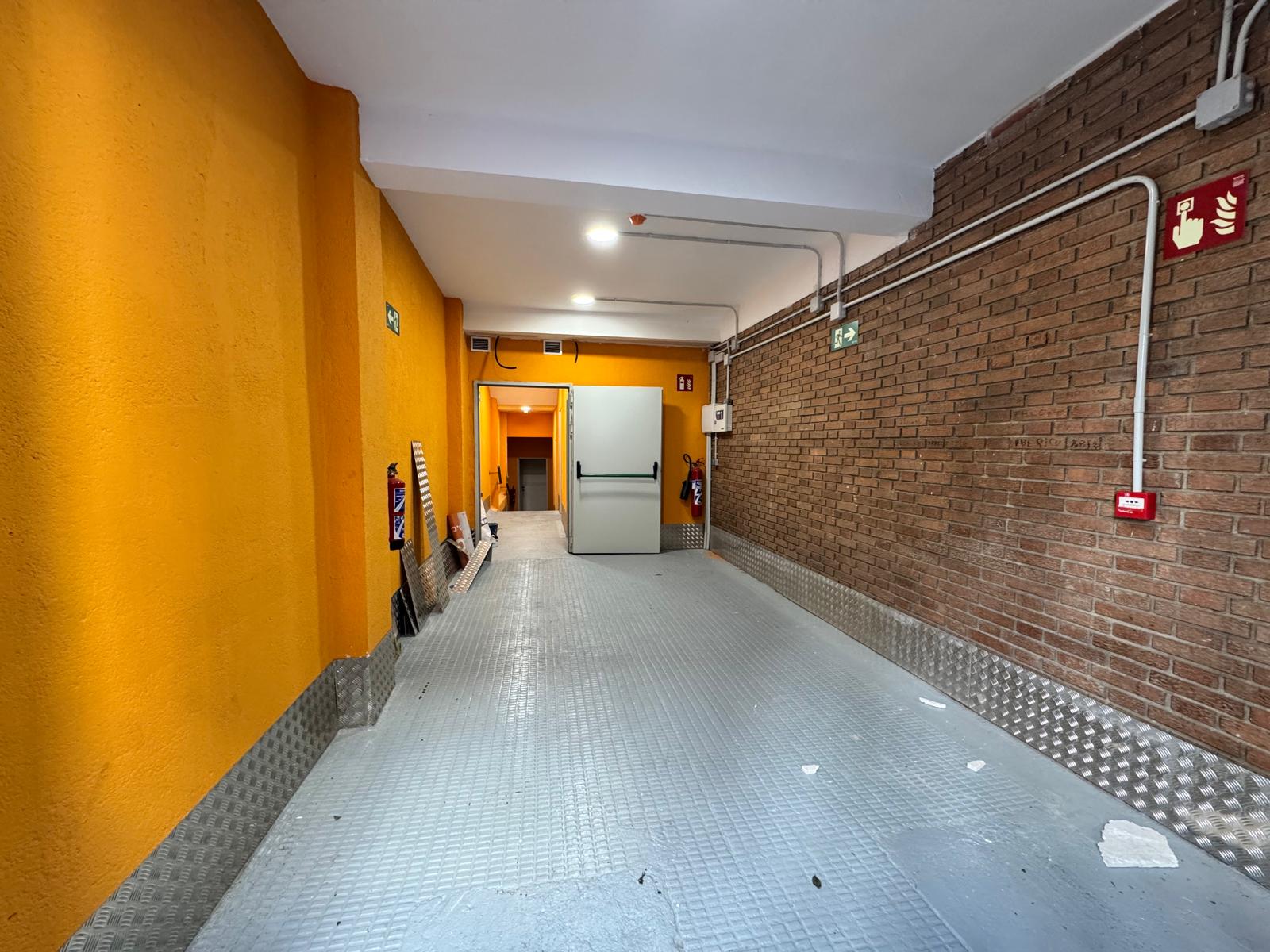 Rampa de acceso con equipos de seguridad