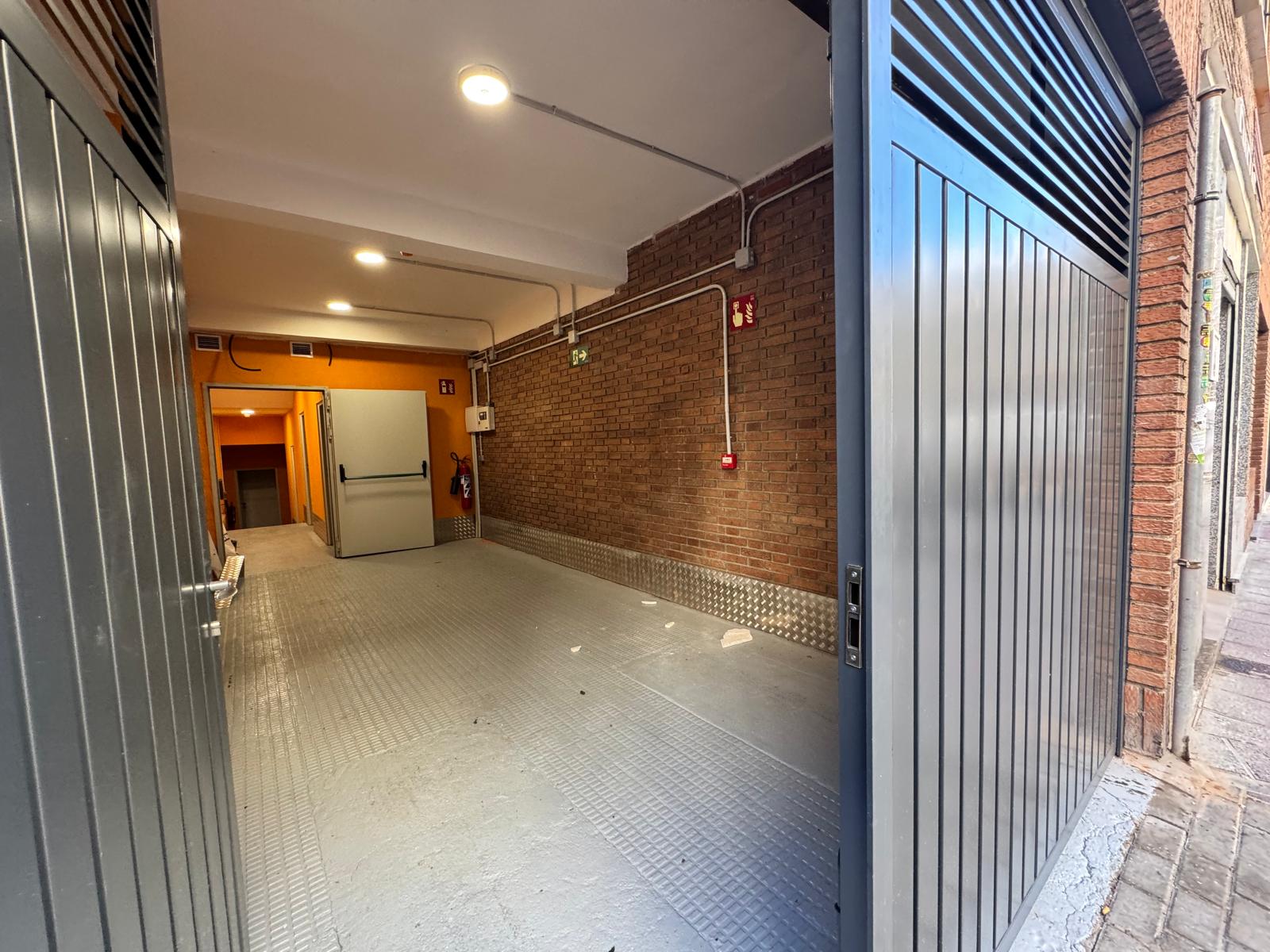 Entrada al edificio de minialmacenes desde la calle